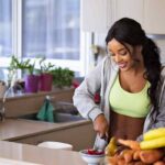 ragazza si prepara un pranzo sano