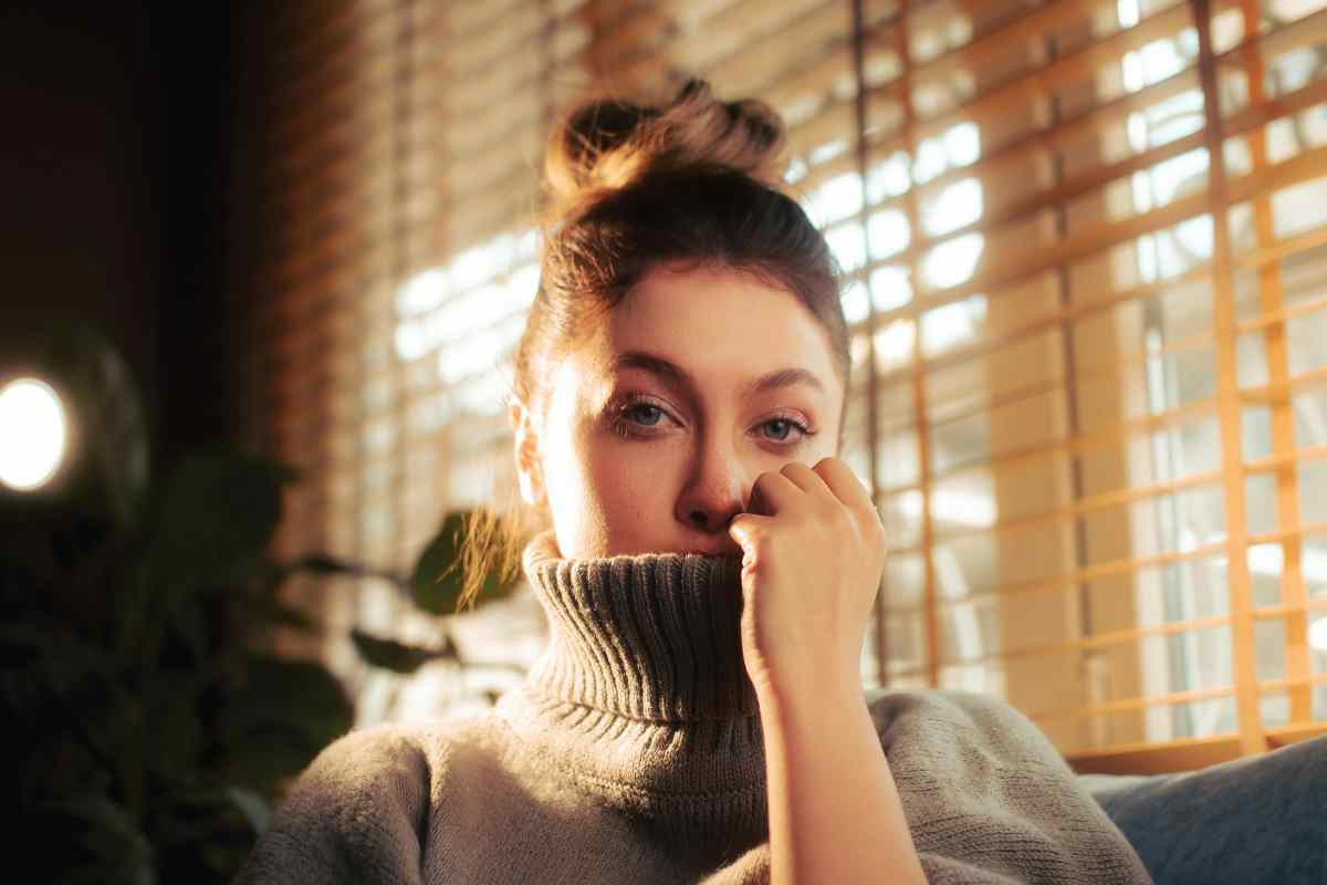 Ragazza con maglione con collo alto