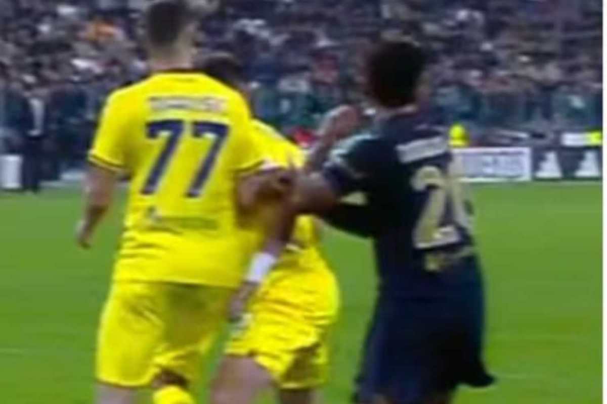 la gomitata di douglas luiz a patric in juventus-lazio