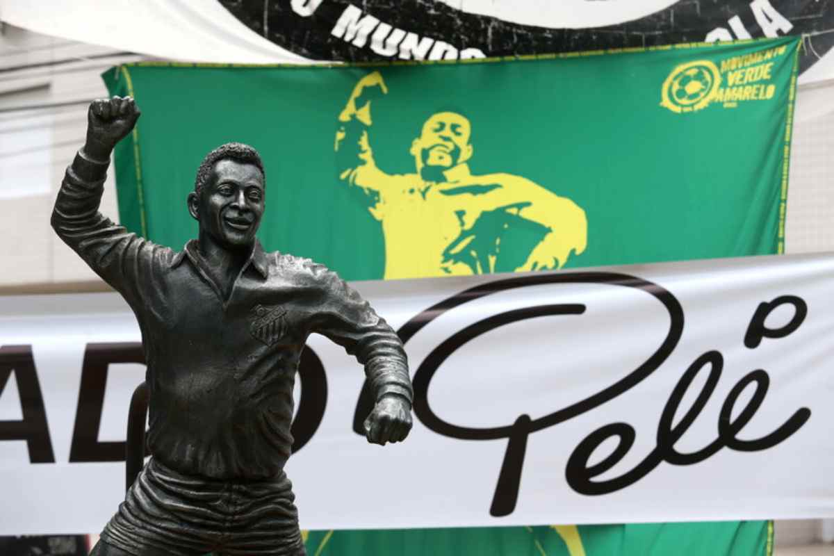 La statua di Pelé in Brasile, con uno striscione alle spalle