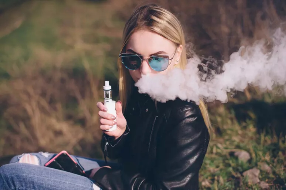 ragazza fuma sigaretta elettronica