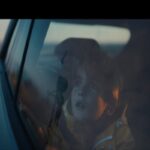 Un bambino guarda dal finestrino di un'auto nel nuovo spot Enel