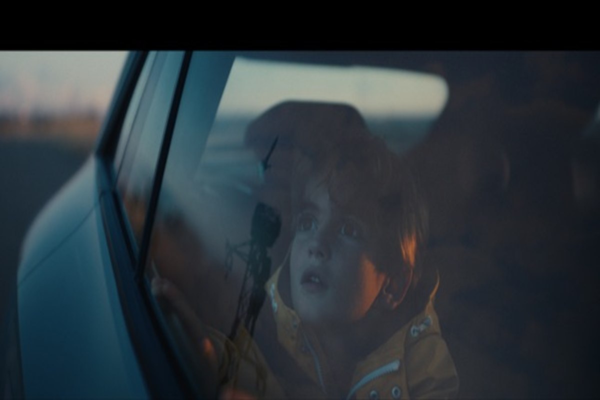 Un bambino guarda dal finestrino di un'auto nel nuovo spot Enel