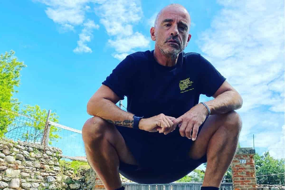 eros ramazzotti accovacciato