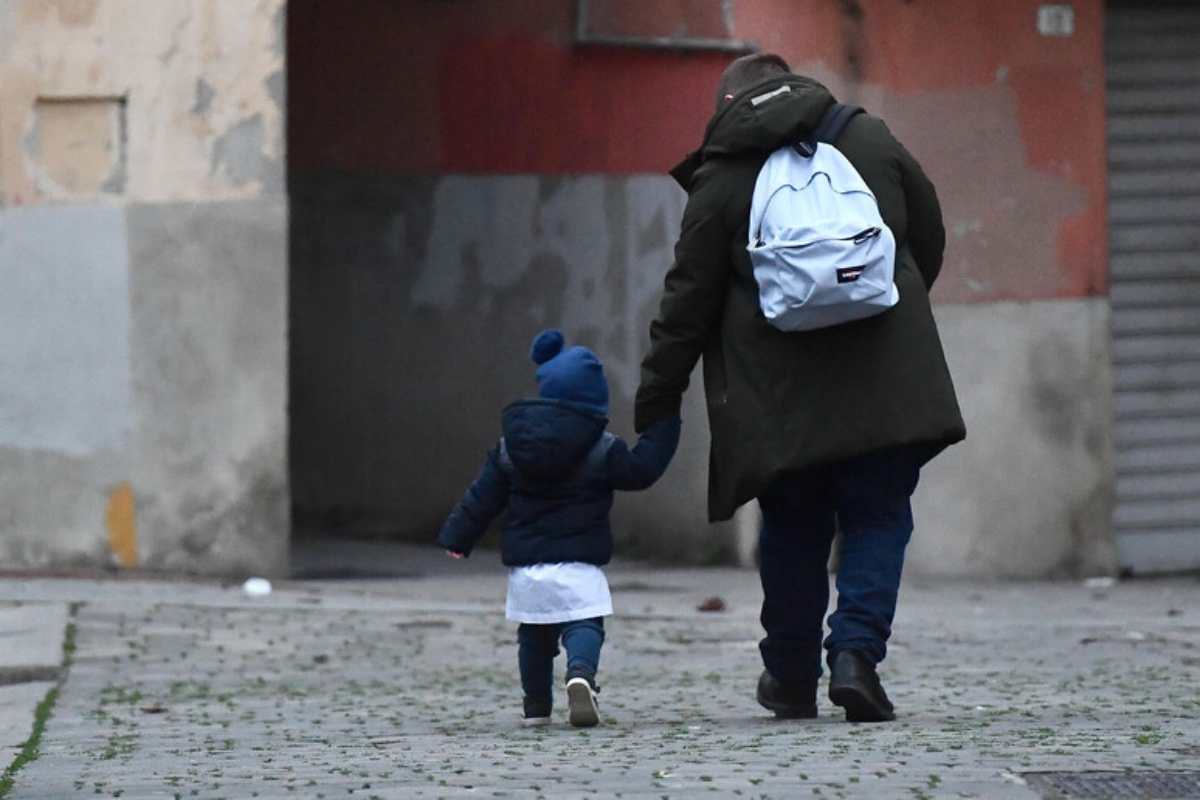 papà passeggia con il figlio piccolo