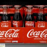 Bottiglie in vetro di Coca-Cola esposte su uno scaffale