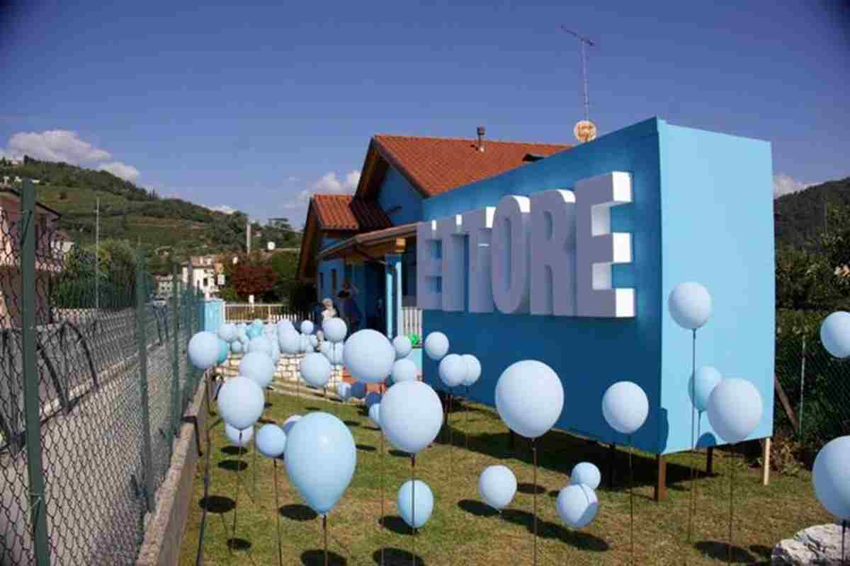 La foto della casa colorata tutta di azzurro per la nascita del figlio, maschio