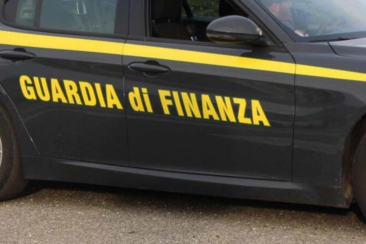 una auto della guardia di finanza