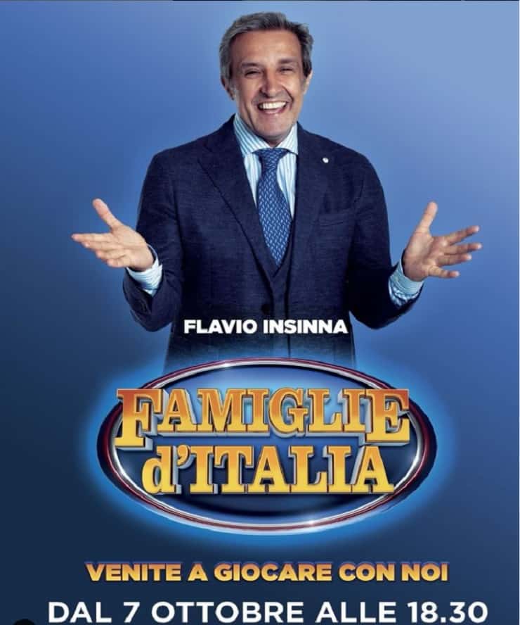 flavio insinna con il logo del quiz famiglie d'italia