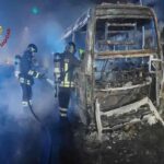 Il pullman andato a fuoco nella galleria