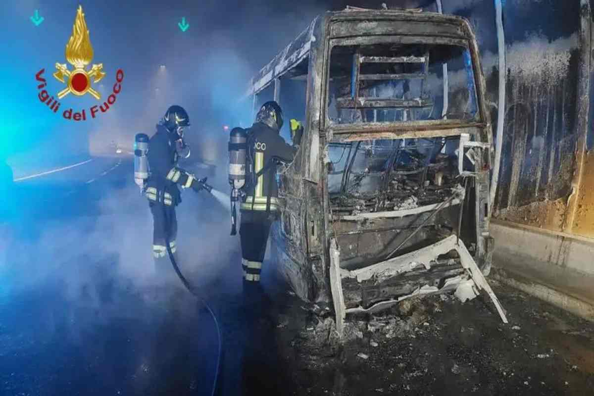 Il pullman andato a fuoco nella galleria