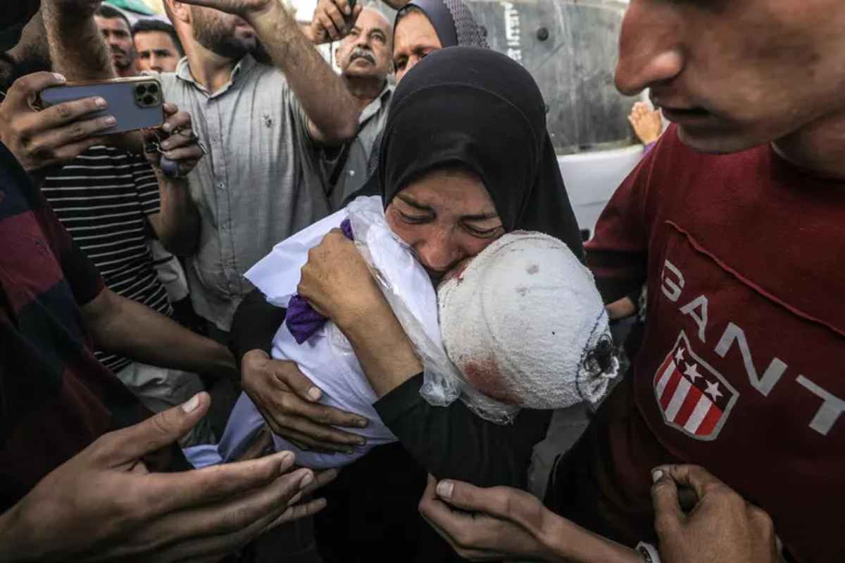 Una madre piange il figlio a Gaza