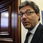 Giancarlo Giorgetti sorride enigmatico di fronte a nuove tasse