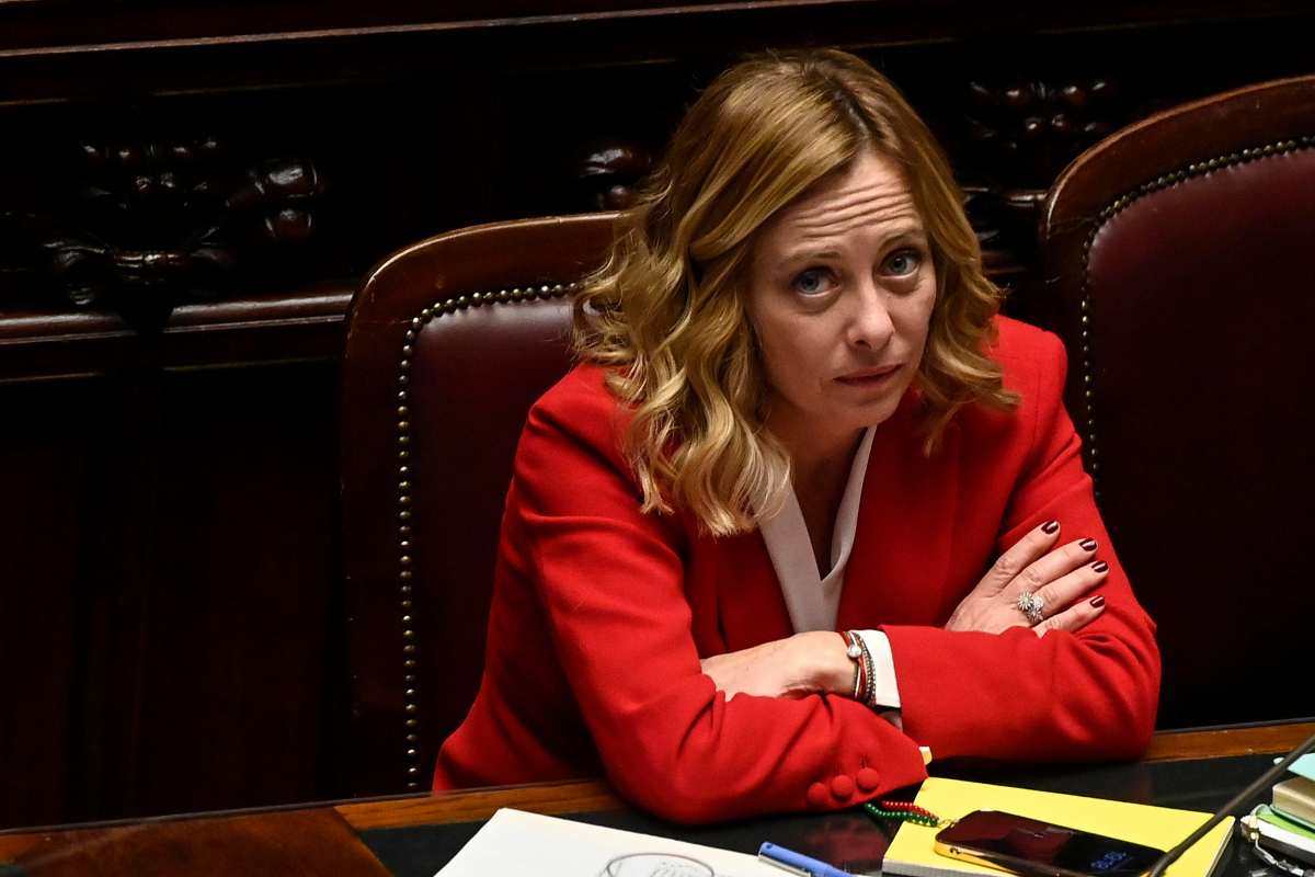 giorgia meloni in rosso in parlamento