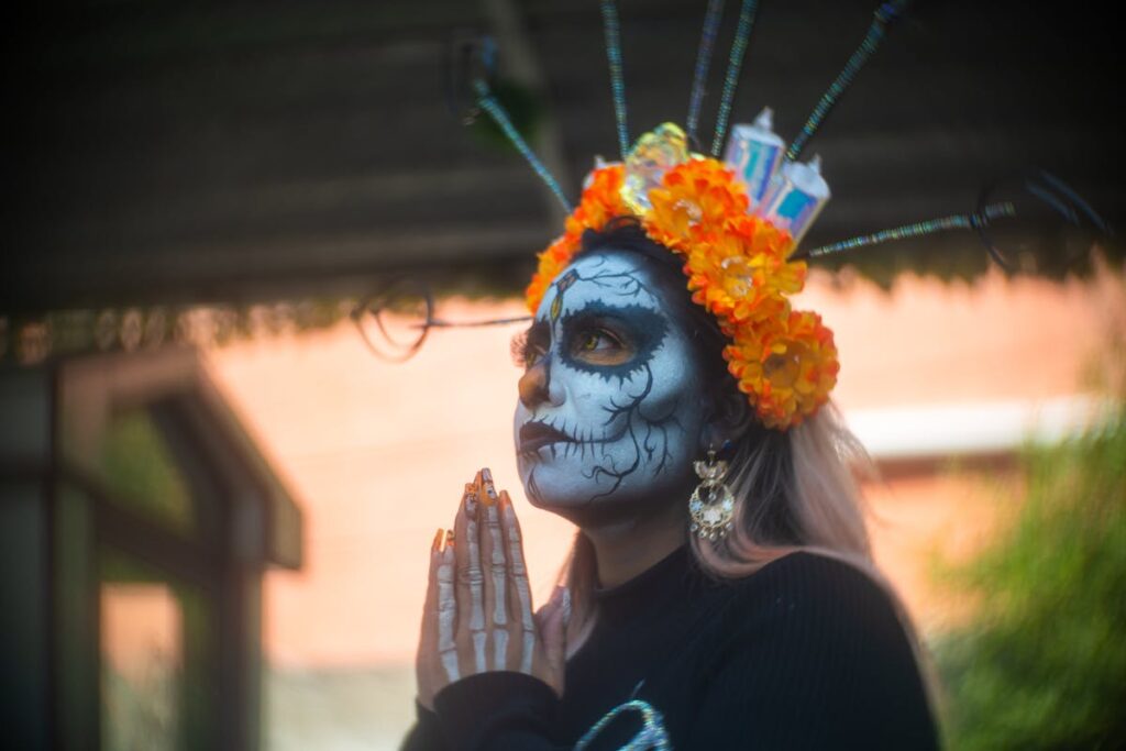 una ragazza celebra il dia de los muertos