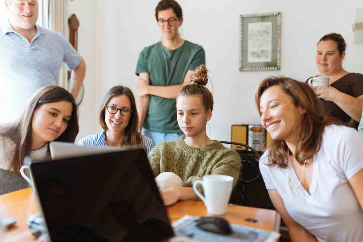 Giovani di fronte a un computer