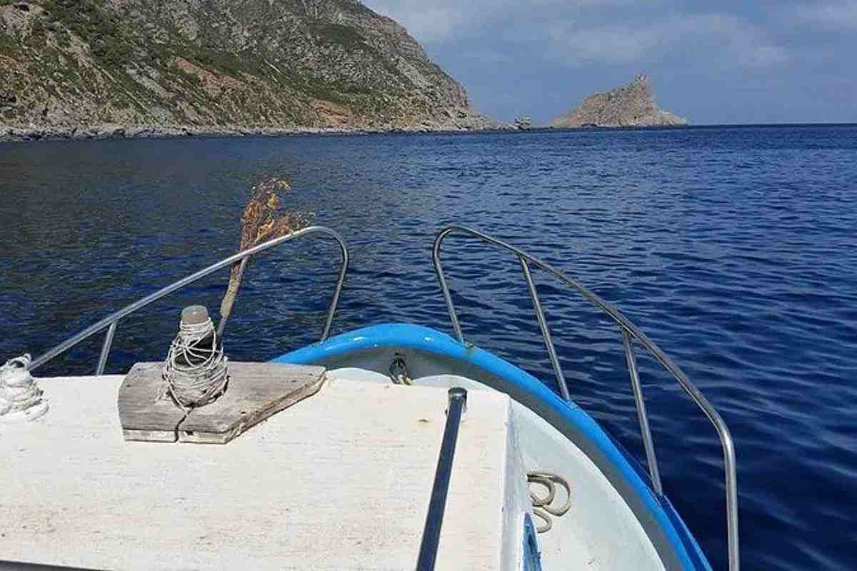 un barca durante una escursione in mare