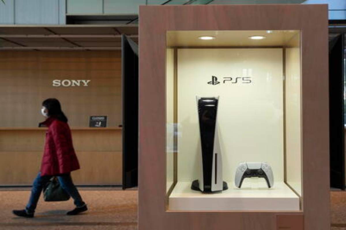 La PlayStation 5 chiusa in una teca di vetro con il suo controller