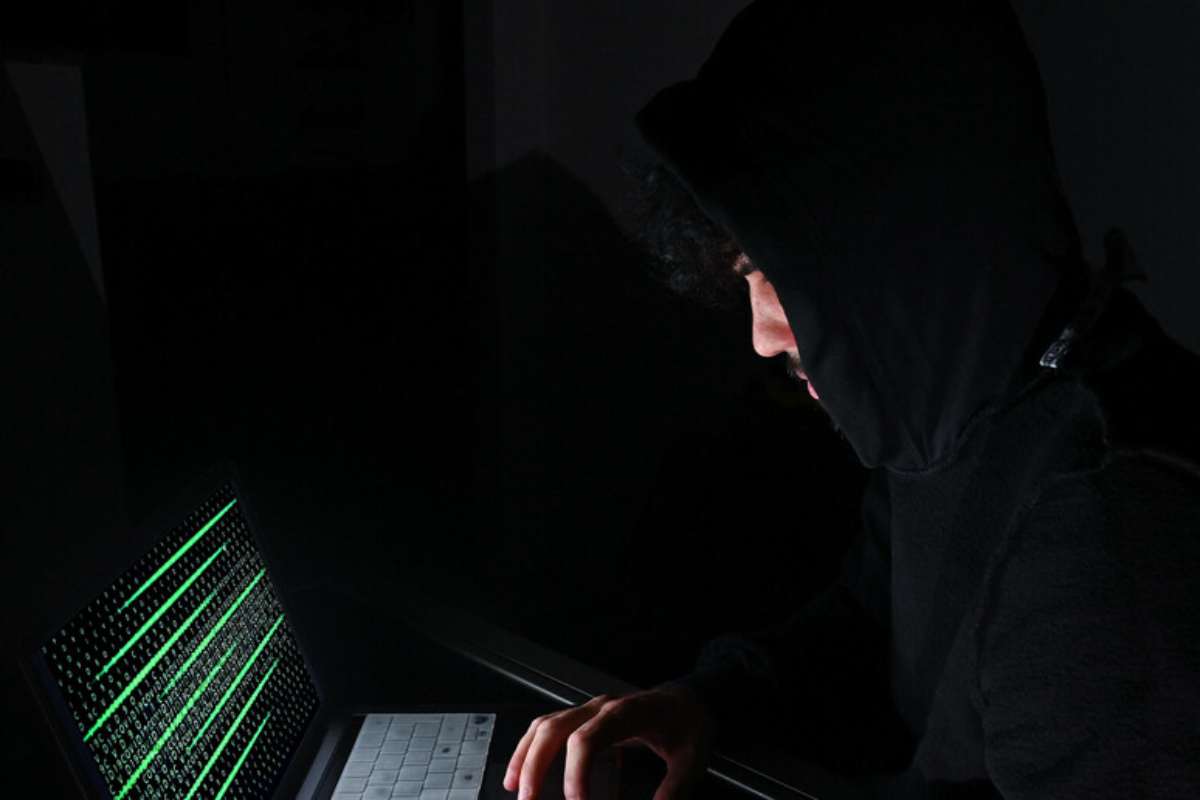 Un hacker al lavoro