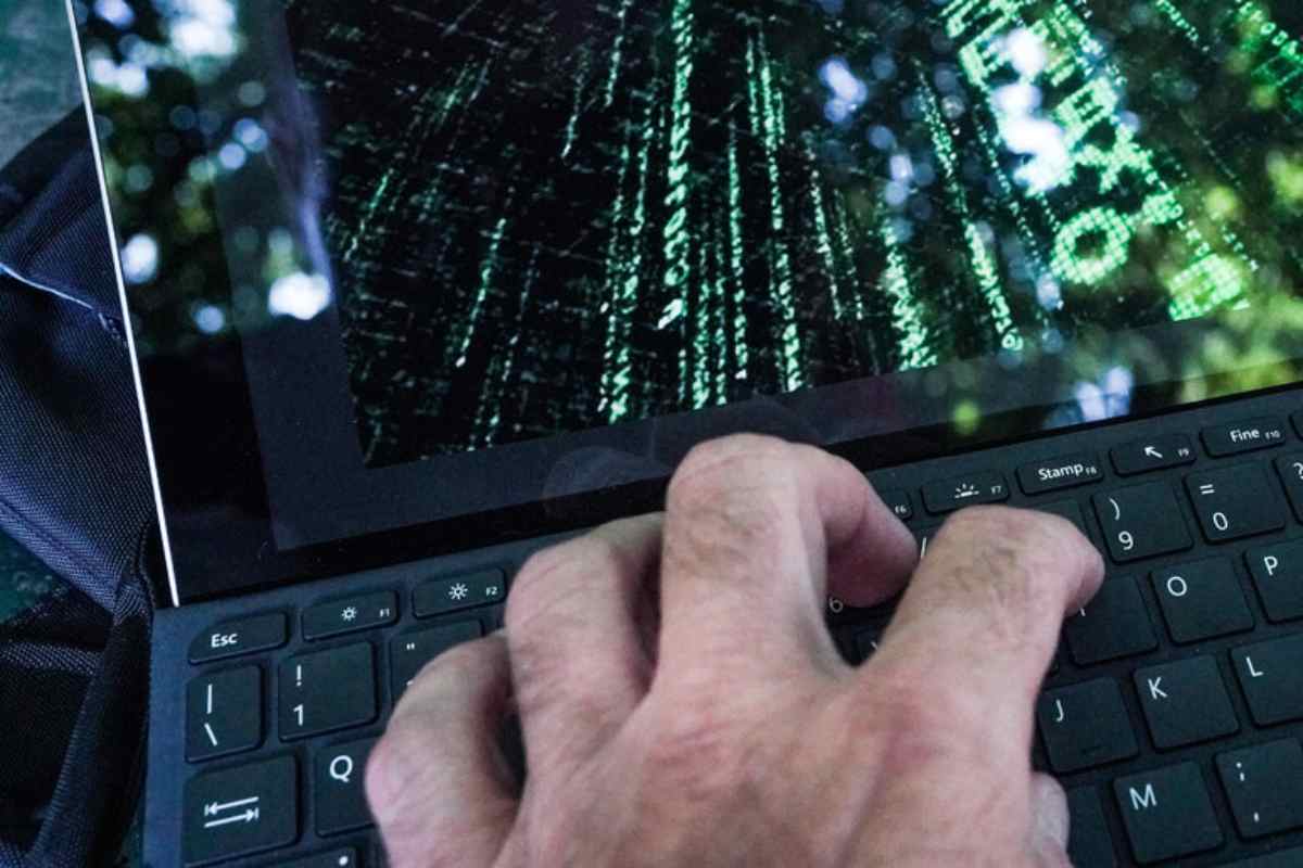 Un hacker al lavoro davanti ad un pc