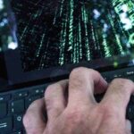 Un hacker al lavoro davanti al pc