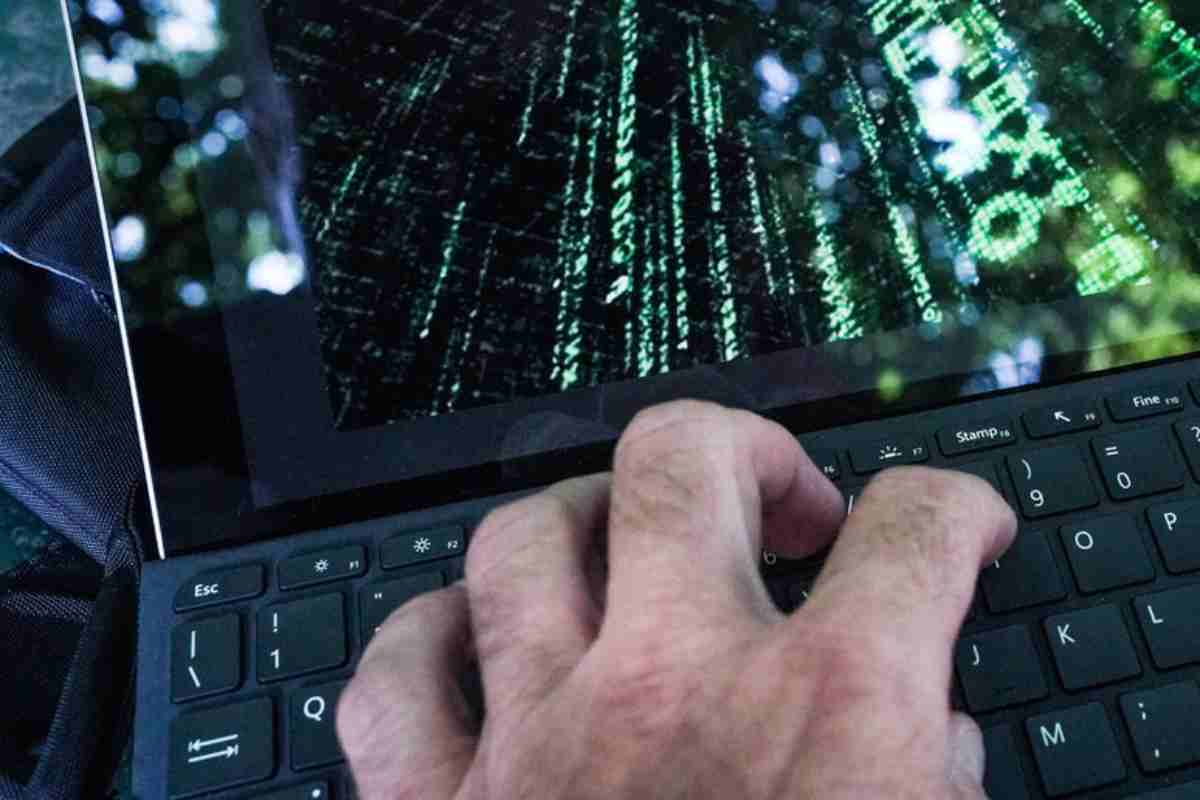 Un hacker al lavoro davanti al pc