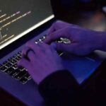 Un hacker al lavoro davanti al computer