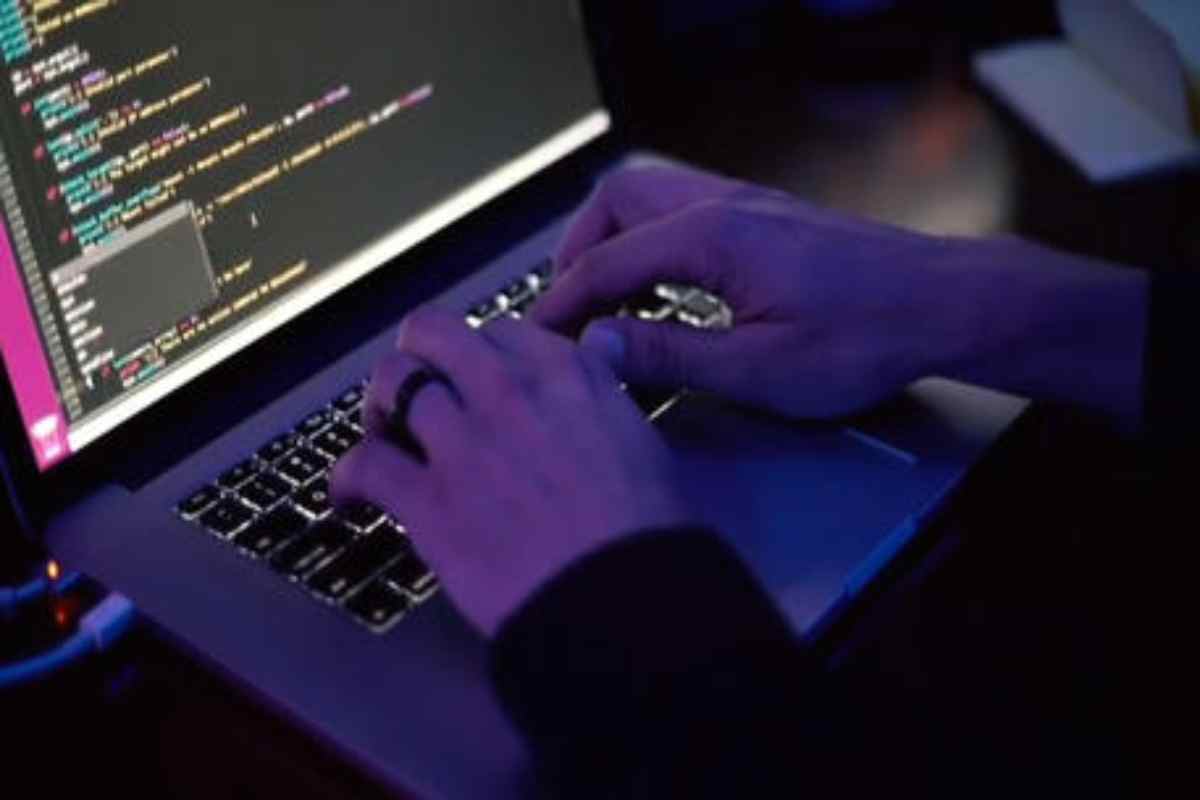 Un hacker al lavoro davanti al computer