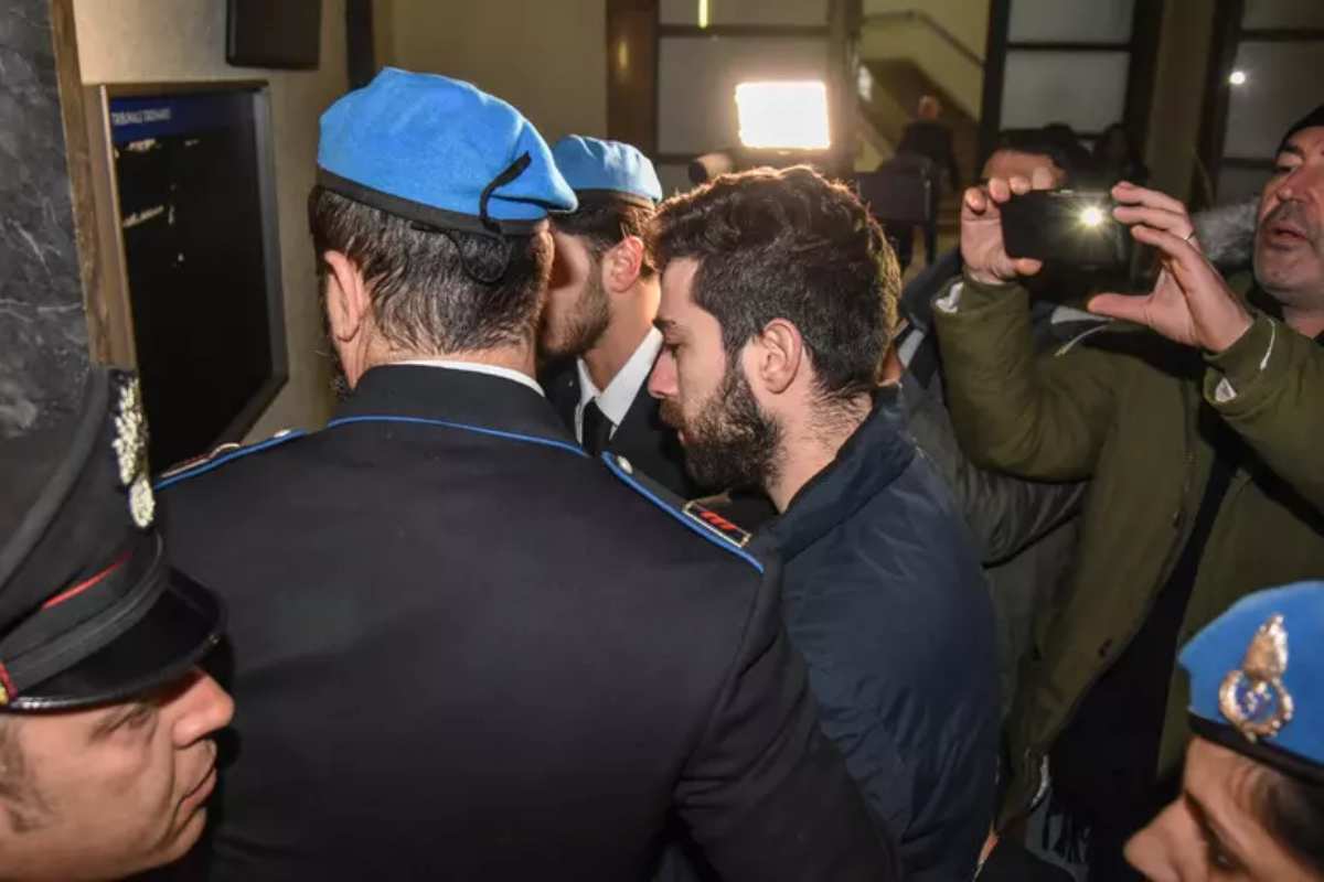 Impagniatiello con la Polizia Penitenziaria durante il suo arresto