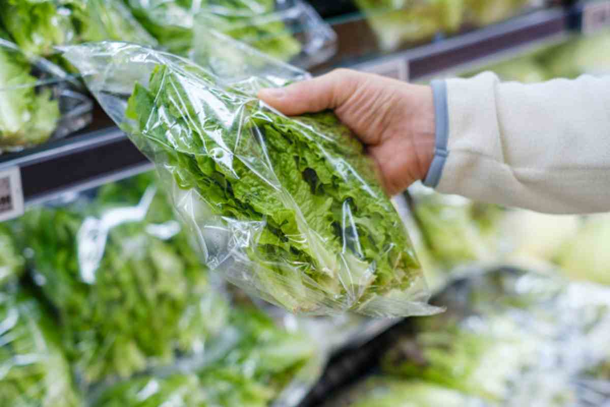 scegliere l'insalata in busta al supermercato