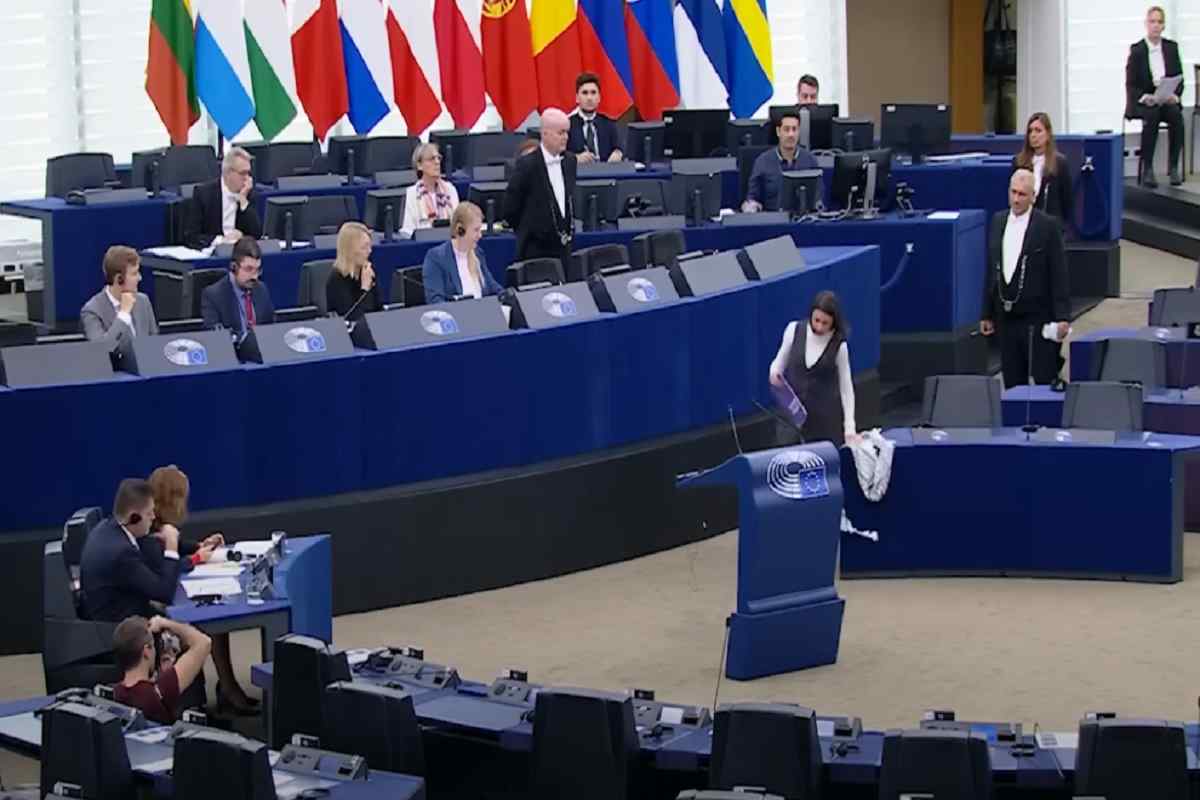 La deputata Montero costretta a togliersi la kefiah all'Europarlamento