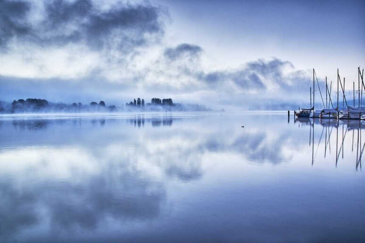 la veduta di un lago