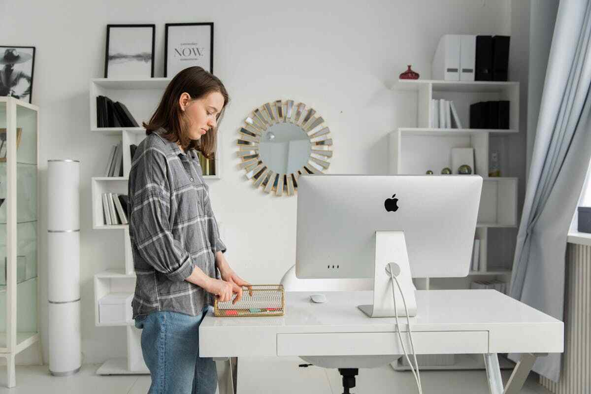 una giovane donna lavora al pc stando in piedi