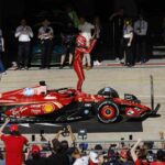 leclerc festeggia in piedi sulla sua ferrari la vittoria in Usa