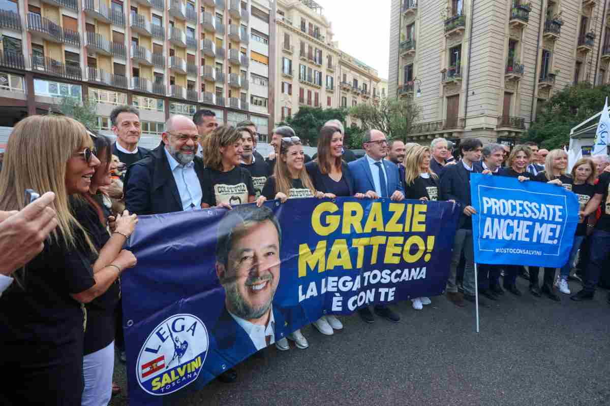 Leghisti in piazza a sostegno di Salvini