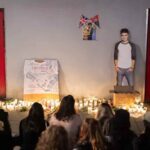 Candele ed oggetti sul luogo in cui a Buonos Aires è morto Liam Payne