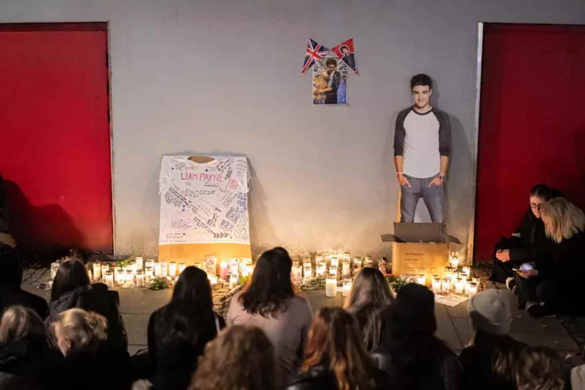 Candele ed oggetti sul luogo in cui a Buonos Aires è morto Liam Payne