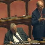 Claudio Lotito mentre si addormenta in Senato, o si concentra