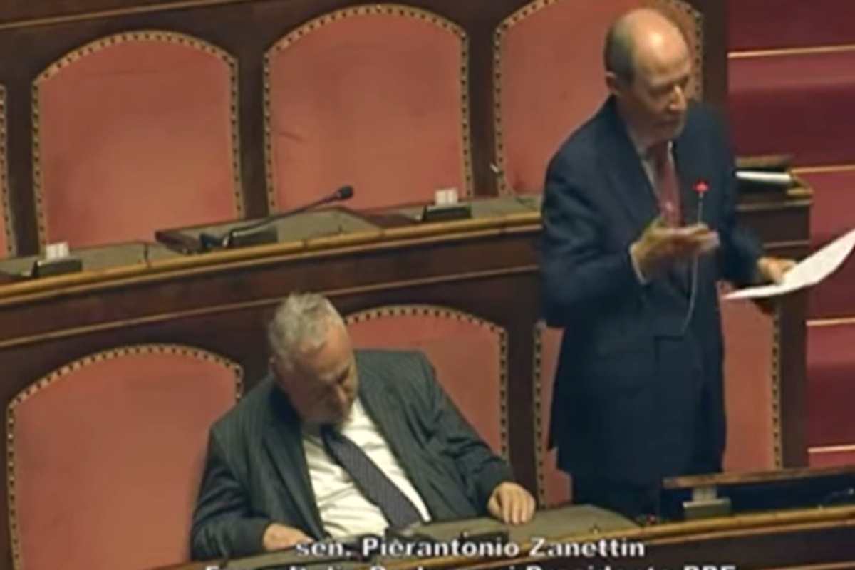 Claudio Lotito mentre si addormenta in Senato, o si concentra