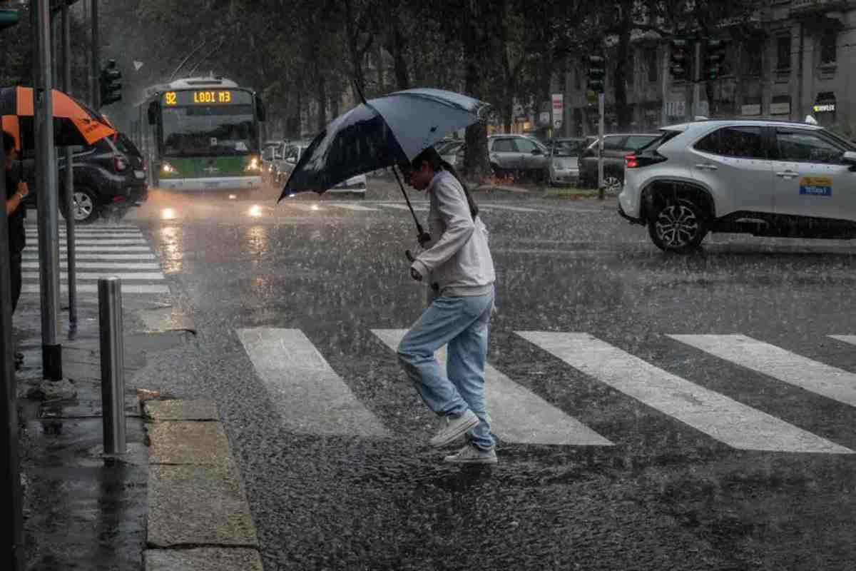 Uomo sotto la pioggia