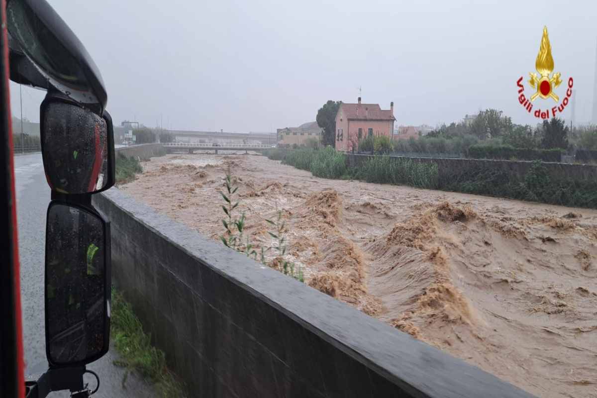 Fiume in piena in Liguria per il maltempo