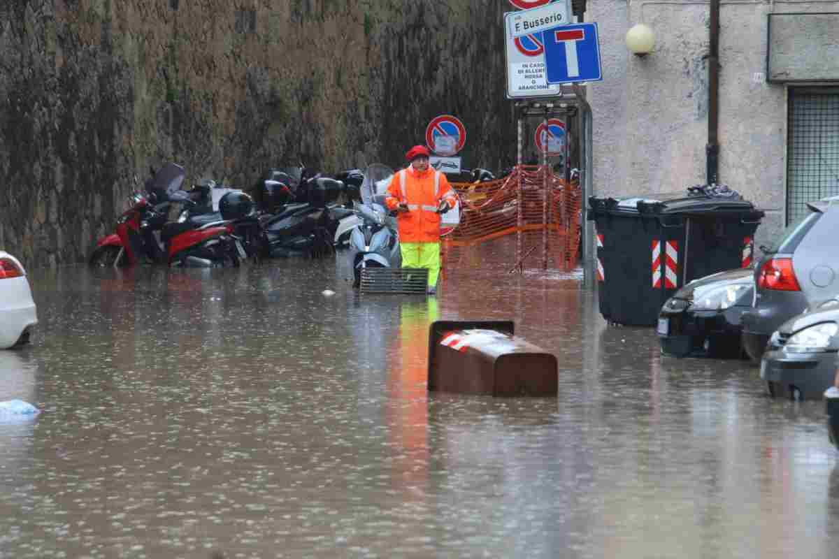 Allagamento di una strada in Liguria per il maltempo