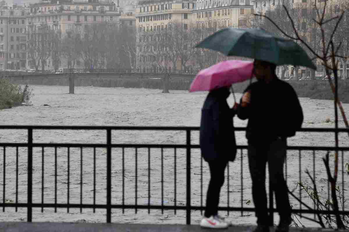 Due persone si riparano dalla pioggia