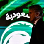 roberto mancini con alle spalle il logo della nazionale dell'arabia saudita