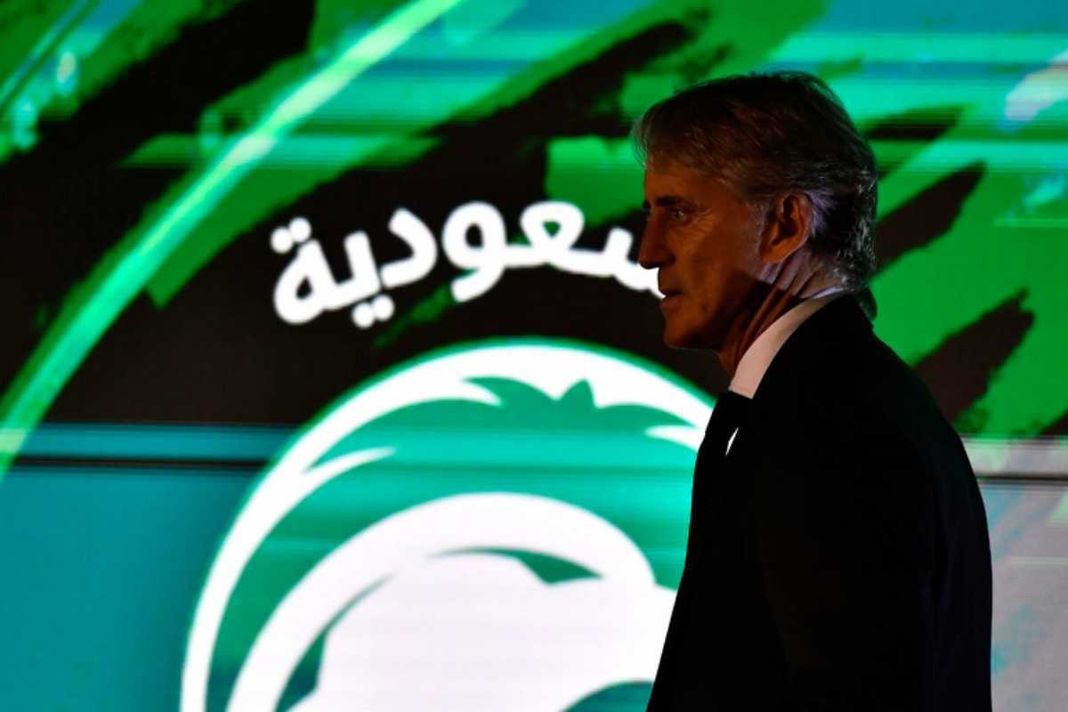 roberto mancini con alle spalle il logo della nazionale dell'arabia saudita