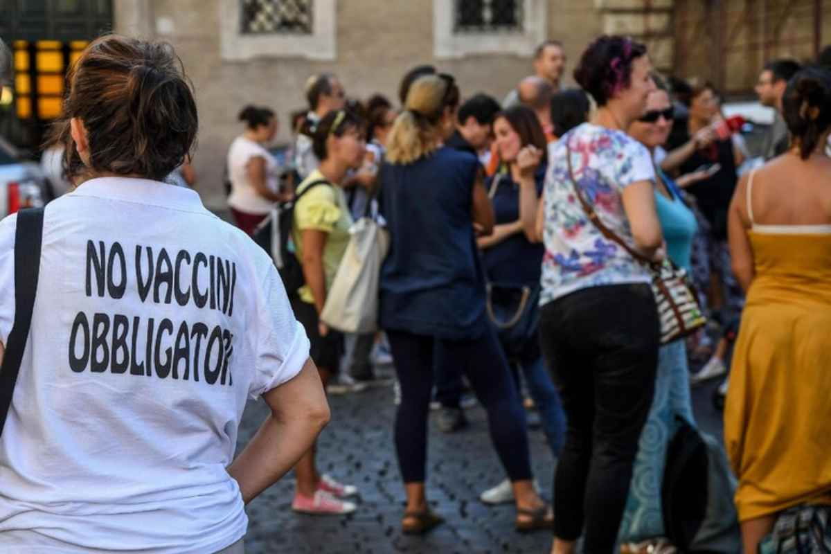 Manistante esprime il suo pensiero no vax 