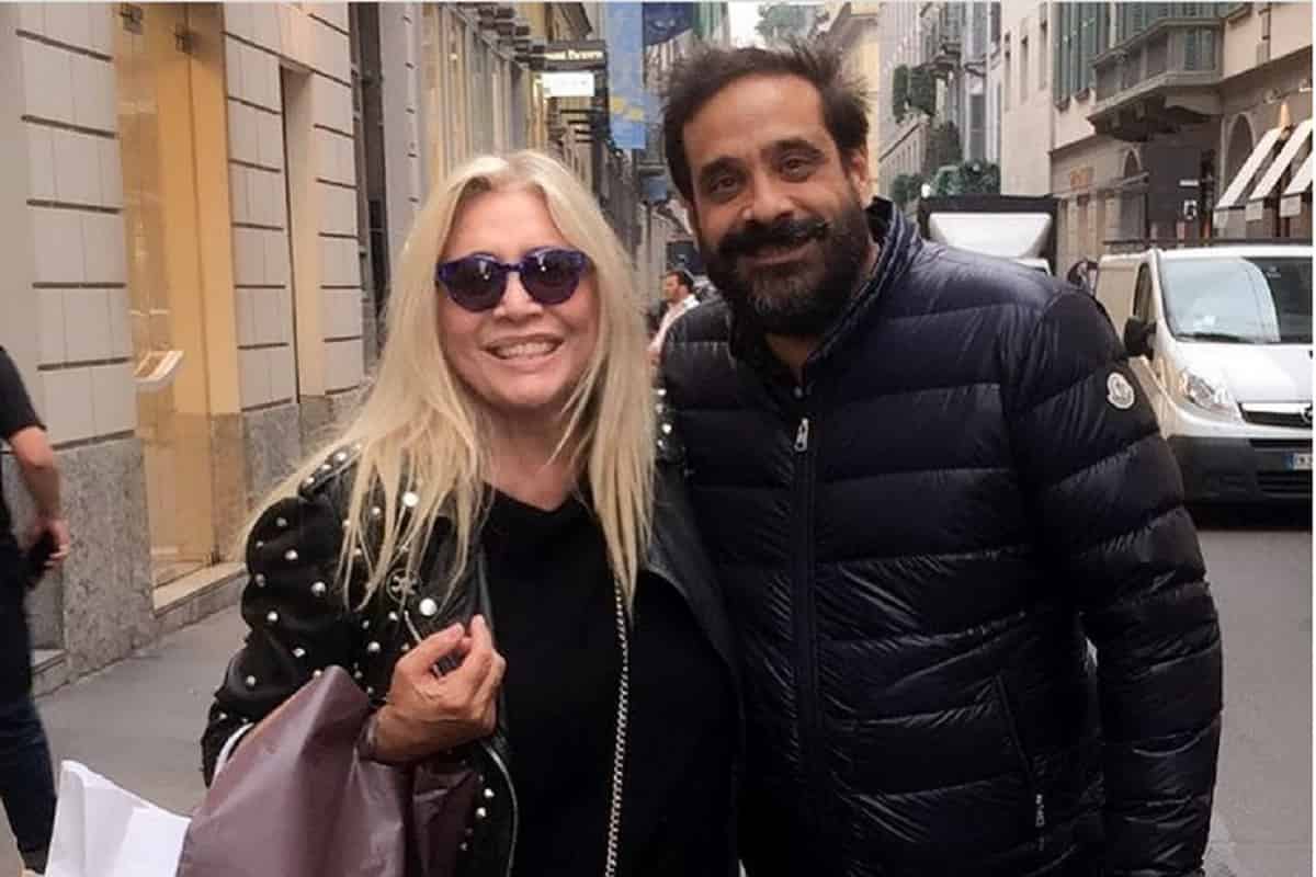 mara venier, passeggiata con il figlio paolo capponi