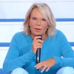 maria de filippi seduta sulle scale di uomini e donne