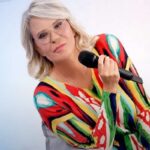 maria de filippi con maglione colorato