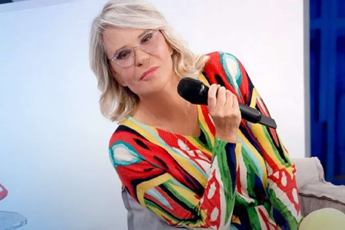 maria de filippi con maglione colorato